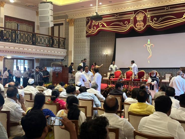 दरम्यान, आजच्या शपथविधीला शरद पवारांची परवानगी नसल्याची माहिती टीव्ही ९ मराठीने सूत्रांच्या हवाल्याने दिली आहे. आज राष्ट्रवादीचे नऊ मंत्री शपथ घेणार असल्याचंही सांगण्यात येतंय.