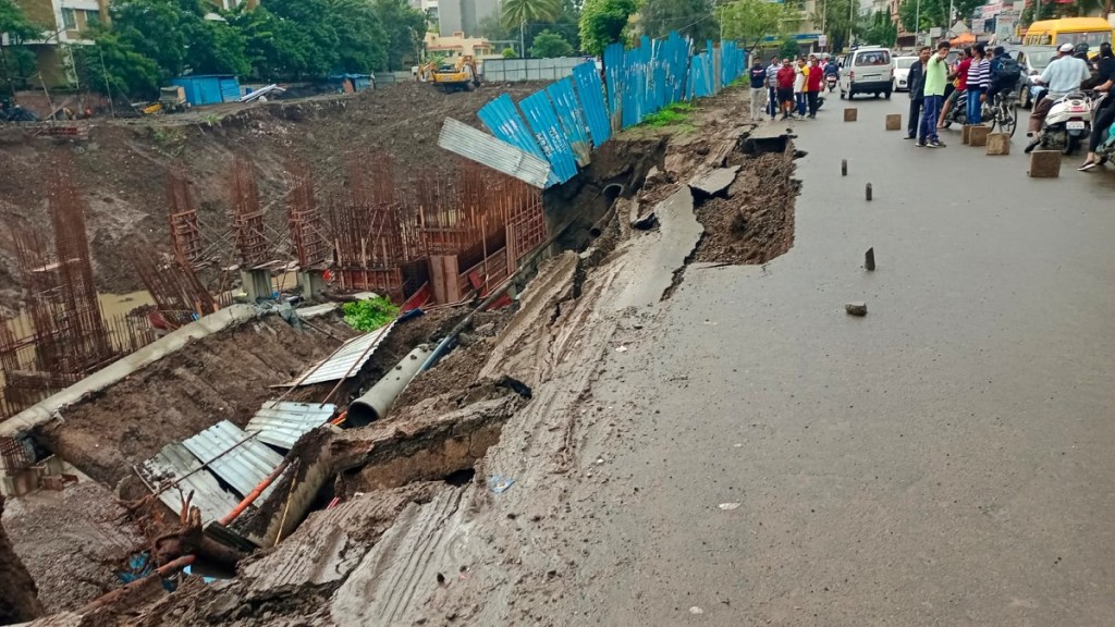 Road collapsed at Pimpale Saudagar