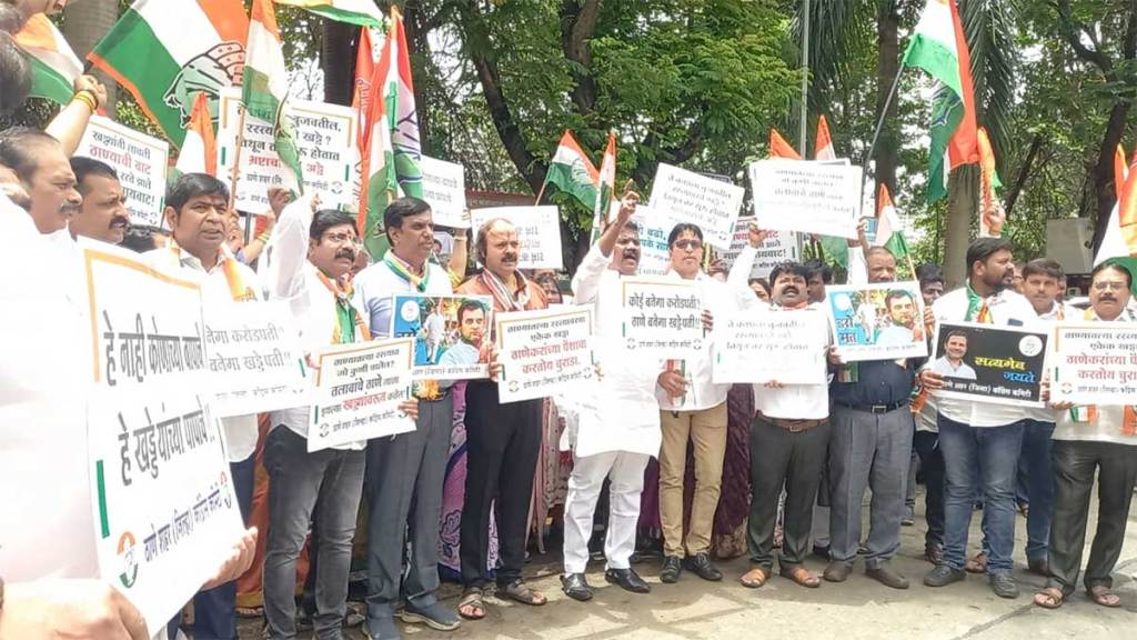 thane congress protest against potholes and dividers