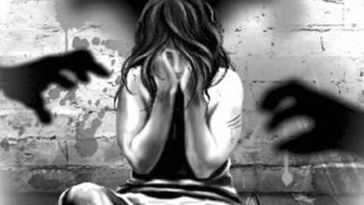 काही अंतरावर गेल्यावर पोलिसांनी आम्हाला रस्त्यावर जमावाबरोबर सोडून दिलं - पीडित महिला