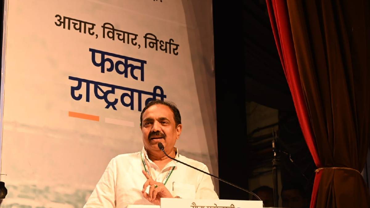 देशाचे गृहमंत्री अमित शाह आज ( ८ जुलै ) पुणे दौऱ्यावर आहेत. यावेळी राष्ट्रवादी काँग्रेसचे प्रदेशाध्यक्ष जयंत पाटील यांनी अमित शाह यांची भेट घेतल्याची चर्चा सुरु आहे. आज सकाळी उपमुख्यमंत्री अजित पवार यांनीच ही भेट घडवून आणल्याचं सांगितलं जातं होतं. पण, या सर्व चर्चा जयंत पाटील यांनी फेटाळून लावल्या आहेत. एखाद्याबद्दल महाराष्ट्रात गैरसमज पसरवण्याचा उद्योग सुरु झाला, तर बरोबर नाही, अशा शब्दांत जयंत पाटील यांनी प्रसारमाध्यमांना फटकारलं आहे. ते मुंबईत प्रसारमाध्यमांशी बोलत होते.