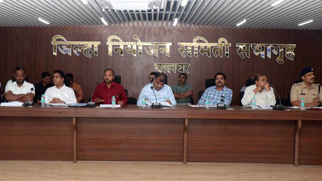 palghar guardian minister ravindra chavan appeal private doctors to give service in government hospital palghar guardian minister ravindra chavan appeal private doctors to give service in government hospital