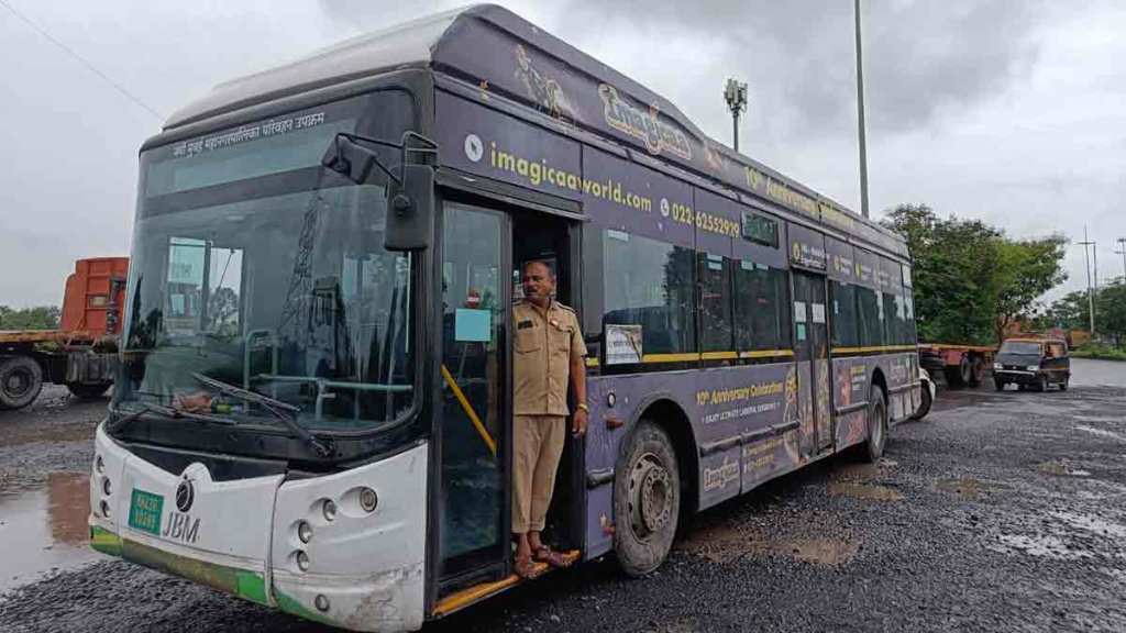 nmmt bus stopped in heavy rain due to technical fault nmmt bus stopped in heavy rain due to technical fault