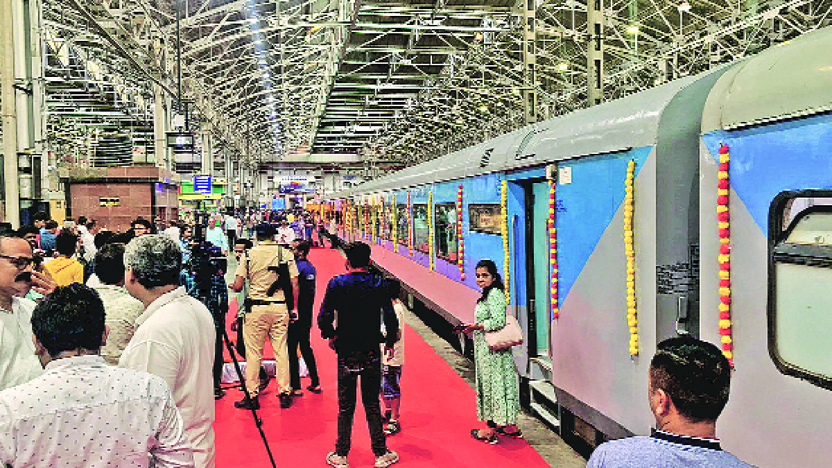 Flying Rani Express Set ‘फ्लाइंग राणी’ नवीन डब्यांसह कार्यरत; २१ डबे प्रवाशांच्या सेवेत ...