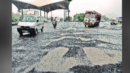 pit on road in nashik 16