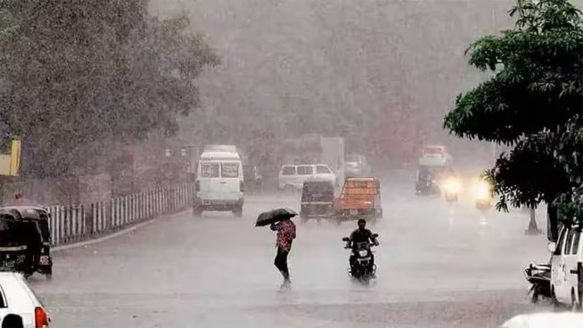 मुंबईत आज (२७ जुलै) रेड अलर्ट देण्यात आला होता. त्यापार्श्वभूमीर शाळा, महाविद्यालयांना सुट्टी देण्यात आली आहे. तसंच, महाविद्यालयीन परिक्षाही रद्द करण्यात आल्या आहेत. सकाळपासून मुंबईत पावसाने जोर धरला असून अनेक सखल भागात पाणी साचायला सुरुवात केली आहे. (फोटो - लोकसत्ता टीम)