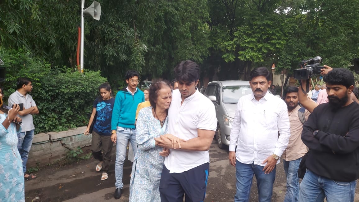ravindra mahajani funeral 1