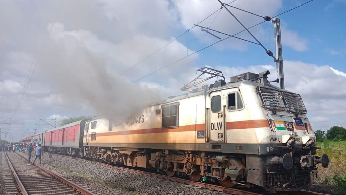 सोलापूरजवळ केके एक्सप्रेसच्या इंजिनला आग; चालकाच्या प्रसंगावधामुळे ...