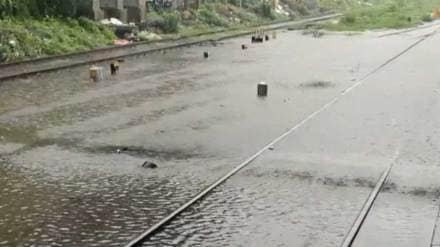 heavy rain waterlogged on the railway track in kalyan