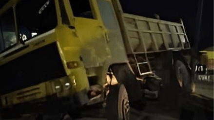 revenue team caught dumper transporting illegal sand yawal jalgaon revenue team caught dumper transporting illegal sand yawal jalgaon