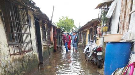 families rescue from waterlogged chawls near dombivli