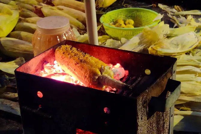 तुम्ही बाहेर फिरायला गेलात तर रस्त्याच्या कडेला, तापलेल्या निखाऱ्यांवर भाजलेल्या कणसाचा वास लोकांना त्याकडे आकर्षित करतो.