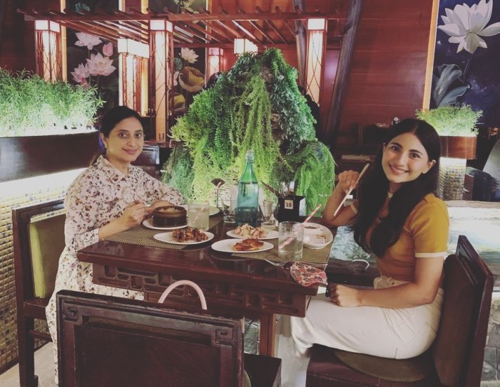 किशोरी गोडबोले यांची मुलगी उत्तम अभिनयाबरोबर, उत्तम गाते आणि नृत्यही करते.