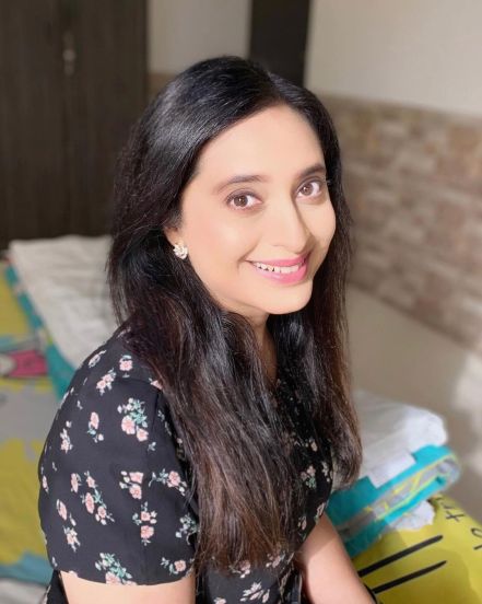 'माझा नवा तुझी बायको', 'फुल ३ धमाल', 'खबरदार', 'वन रुम किचन' यांसारख्या चित्रपटात झळकलेल्या अभिनेत्री किशोरी गोडबोले सोशल मीडियावर जास्त सक्रिय नसतात. पण त्यांची मुलगी सोशल मीडियावरील एक लोकप्रिय चेहरा आहे.