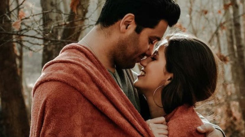 सुख, दु:ख, अडीअडचणीमध्ये नवरा-बायको प्रत्येक वेळी एकमेकांचे आधारस्तंभ म्हणून बाजूला उभे असतात. एकमेकांची काळजी घेतात, एकमेकांना समजून घेतात. विश्वासावर हे नातं टिकतं. (Photo : Pexels)