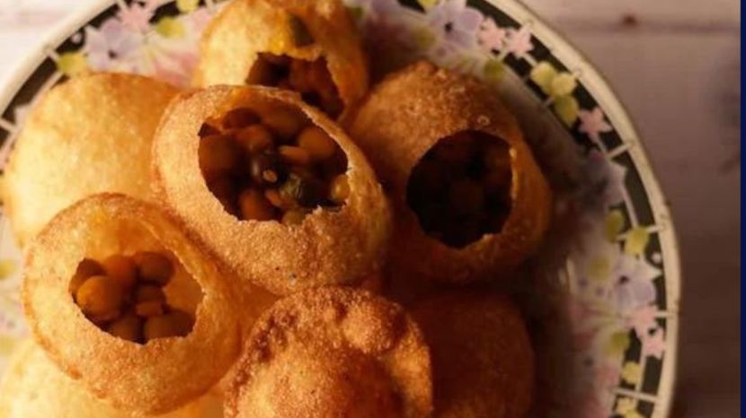 तुम्हाला पावसाळ्यात पाणी पुरी खायची असेल तर तुम्ही घरीसुद्धा बनवू शकता आणि घरच्या घरी पाणीपुरीचा आस्वाद घेऊ शकता. (Photo : Pexels)