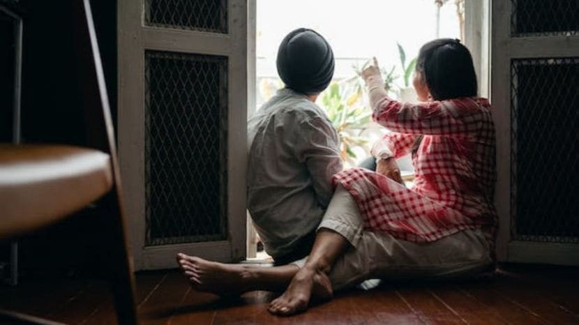 प्रत्येक नवऱ्याला वाटतं की बायकोने त्याची काळजी घ्यावी, त्याला समजून घ्यावं. परफेक्ट बायको नवऱ्याला वेळोवेळी समजून घेते आणि त्याची काळजी घेते. नेहमी संकटाच्या वेळी त्याच्या बरोबर असते (Photo : Pexels)