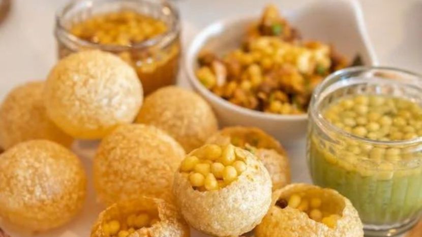 सारणासाठी : मोड आलेले हळद घालून वाफवलेले मूग आणि २-३ उकळलेले बटाटे (Photo : Pexels)