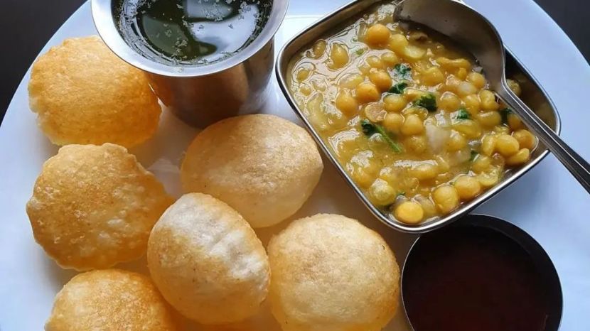 प्रत्येक पुरी वरच्या बाजूने फोडावी. त्यात मूग व थोडा बटाट्याचा चुरा भरुन पाण्यात बुडवून पाणीपुरी सर्व्ह करावी. (photo : Instagram)