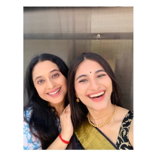 सई सुंदर दिसतेच, पण तिनं तिच्या आवाजानं अनेकांची मनं जिंकली आहेत.