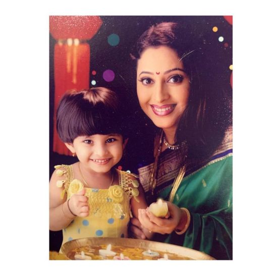 किशोरी यांच्या पावलावर पाऊत ठेवत त्यांच्या मुलीनं सुद्धा अभिनय क्षेत्रात पदार्पण केलं आहे.