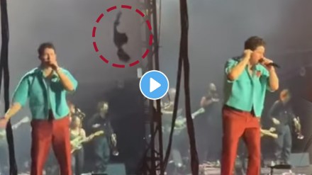 fan-threw-bra-on-nick-jonas fan-threw-bra-on-nick-jonas