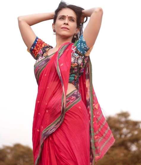 ऐश्वर्या नारकर सोशल मीडियावर सक्रिय राहून त्यांच्या चाहत्यांच्या संपर्कात असतात. 