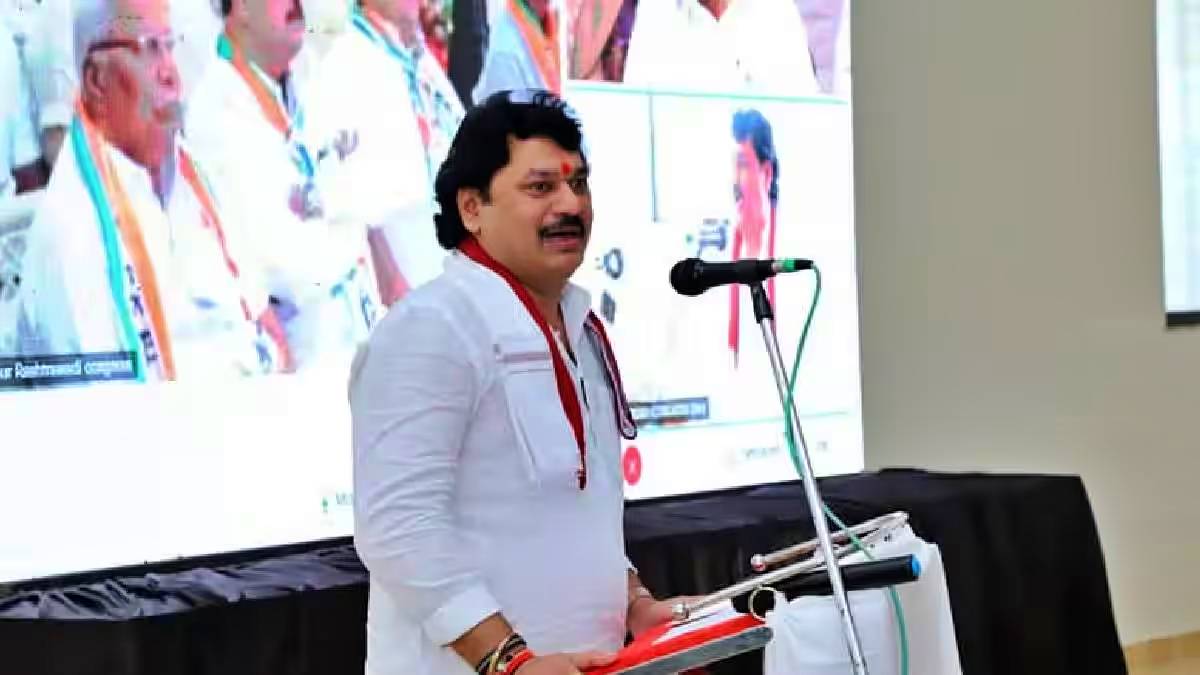 मराठवाड्याच्या दोन जिल्ह्यांमध्ये अतिवृष्टी झाली आहे आणि उर्वरित जिल्ह्यांमध्ये पाऊस नसल्याने पीकं करपून चालली आहेत - धनंजय मुंडे