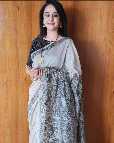 अभिनेत्री मृणाल कुलकर्णी या मराठी मनोरंजन सृष्टीतील आघाडीच्या अभिनेत्रींपैकी एक आहेत.