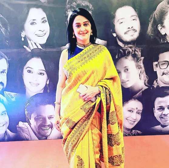 या चित्रपटात मृणाल कुलकर्णी यांच्याबरोबरच चिन्मय मांडलेकर, अजय पुरकर, दिग्पाल लांजेकर, विराज कुलकर्णी, शिवानी रांगोळे, स्मिता शेवाळे यांच्या महत्त्वपूर्ण भूमिका आहेत.