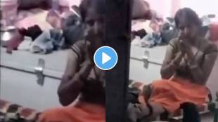 Uttar Pradesh: Woman Calmly Prays to Lord Shiva as King Cobra Wraps Itself Around Her Leg in Mahoba, Snake video viral
