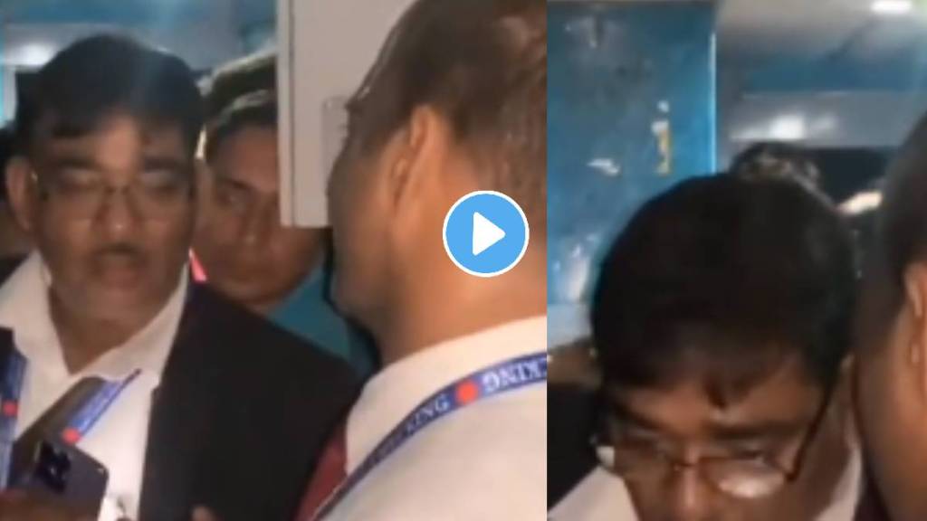 Passengers lock TTEs in toilet after power failure in two coaches of train going from Delhi to Ghazipur video viral on social media Passengers lock TTEs in toilet after power failure in two coaches of train going from Delhi to Ghazipur video viral on social media
