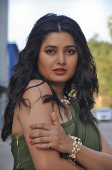 ती तिच्या आहारात सकस अन्नाचा समावेश करते. ती सकाळी उठल्यावर एक ग्लास कोमट पाणी पिते, त्यानंतर एक फळ खाते आणि मग दोन तासांनी पोटभर नाश्ता करते.
