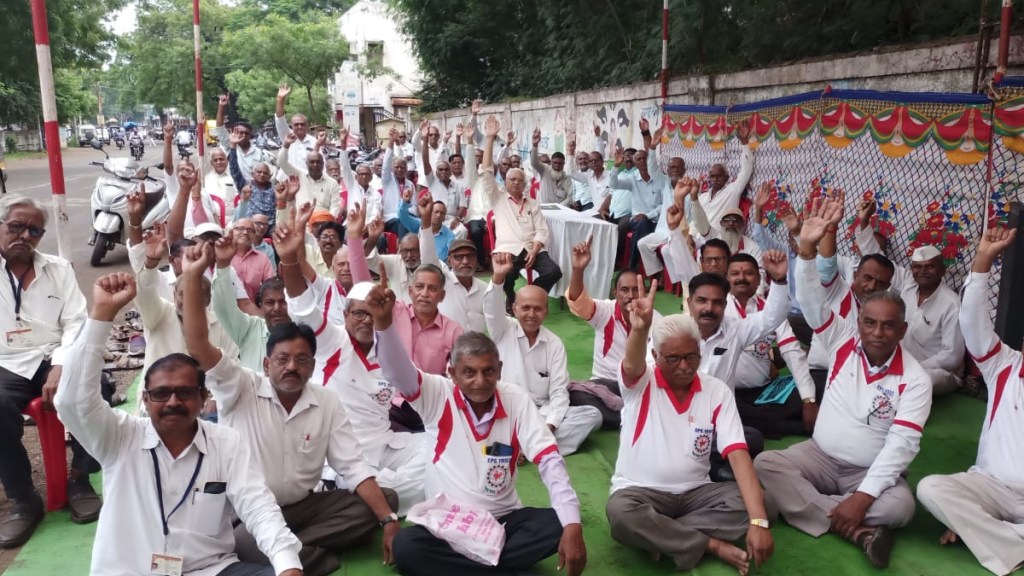 Protest in Dhule by EPS 95 Retired Employees Association