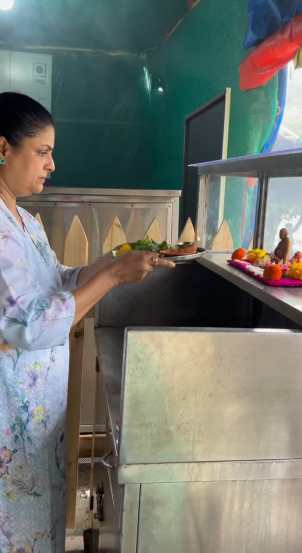 सुप्रिया पाठारे त्यांच्या कामाबरोबरच त्यांच्या वैयक्तिक आयुष्याबद्दलची माहिती सोशल मीडियावरून चाहत्यांची शेअर करत असतात. 