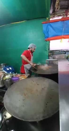 पाव भाजी या हॉटेलची खासियत आहे.