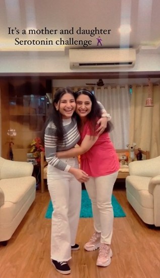 तिनं तिच्या आई म्हणजे किशोरी गोडबोलेबरोबर नाचतानाचे काही व्हिडीओ सुद्धा शेअर आहेत.