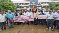 गडचिरोली : पोलीस बंदोबस्तात पं. दीनदयाळ अध्यासनाचे उद्घाटन; कार्यक्रम रद्द करण्यासाठी संघटनांचे भरपावसात आंदोलन