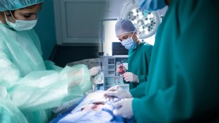 Why do doctors wear green or blue clothes