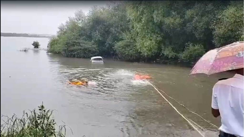 youth suicide attempt by taking car into thane bay