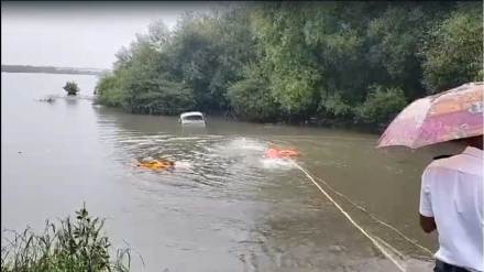 youth suicide attempt by taking car into thane bay