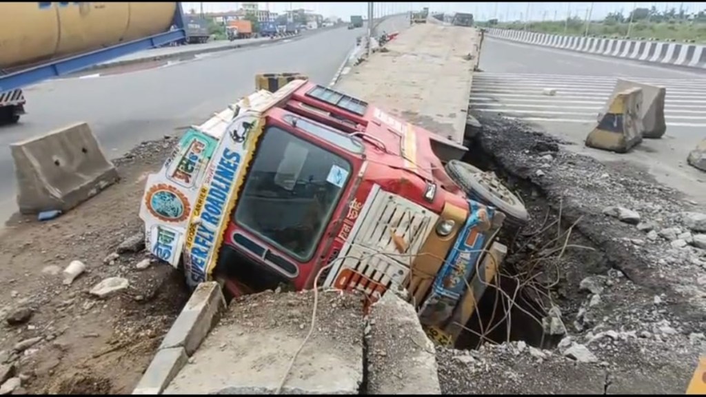 truck accident, JNPT Karal Road, Potholes, Uran, Navi Mumbai