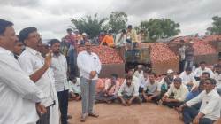 नाशिक : देवळ्यात कांदा लिलाव बंद, शेतकऱ्यांकडून नाफेडचा निषेध
