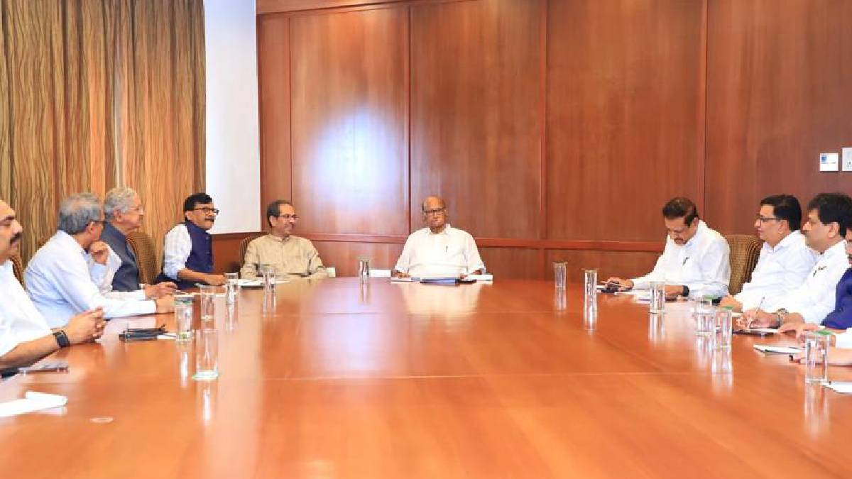 या बैठकीचं यजमानपद उद्धव ठाकरे यांच्या नेतृत्वाखालील शिवसेनेकडे दिलं आहे. 'इंडिया' आघाडीच्या मुंबईत होणाऱ्या बैठकीचं आयोजन महाविकास आघाडी करणार आहे. त्या पार्श्वभूमीवर आज महाविकास आघाडीची बैठक वरळीत नेहरू सेंटर येथे पार पडली.