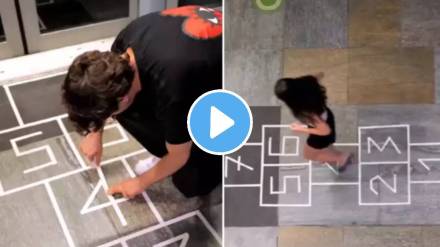 metro viral video man draws block game outside metro gate people boarded train intresting way watch viral video