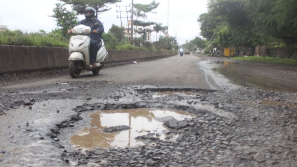 potholes on road in nashik potholes on road in nashik