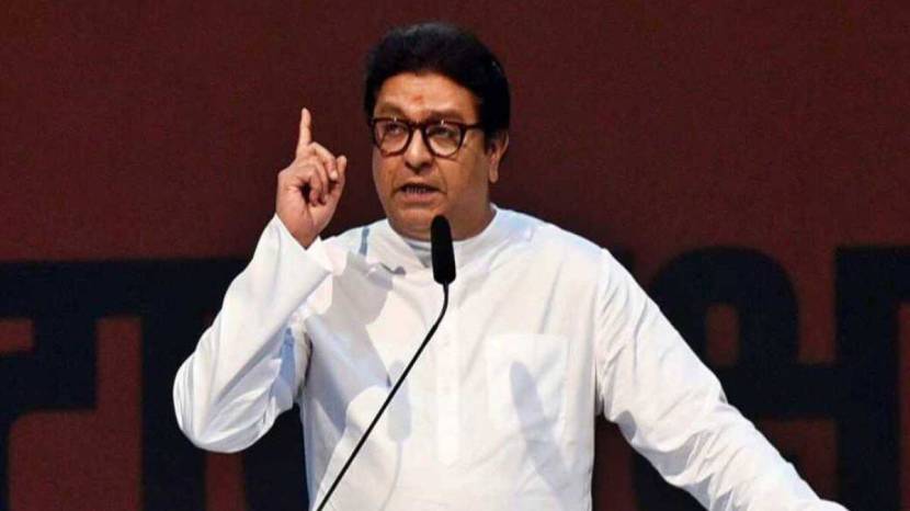 “हा महाराष्ट्रातील कोकणाचा भाग नाहीय, मुंबई नाशिकचीही तीच अवस्था आहे. महाराष्ट्रातील रस्त्यांची तीच अवस्था आहे. मला राज्यातील लोकांचे कौतुक वाटतं. हे खड्डे आज नाही पडले, २००७ – ०८ साली या रस्त्याचं काम सुरू झालं. काँग्रेसचं सरकार, शिवेसना भाजपा सरकार आलं, मग कोणकोणाचं सरकार आलं. त्याला ना आकार ना उकार. पण एवढी सर्व सरकारं आल्यानंतरही त्याच खड्ड्यातून जात असताना त्याच त्याच लोकांना मतदान कसे करता याचंचं आश्चर्य वाटतं, असंही राज ठाकरे म्हणाले.