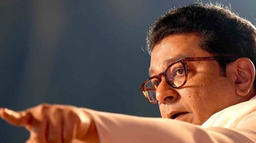 “खड्ड्यातून गेलो काय आणि खड्यात गेलो काय? महाराष्ट्रातील लोकांना कधीच वाटत नाही का या लोकांना एकदा धडा शिकवावा घरी बसवावं. निवडणुकीच्या तोंडावर वारेमाप आश्वासन देतात, गोष्टी सांगतात, हातात सत्ता येते, पुढे बघू करू म्हणतात”, असंही राज ठाकरे म्हणाले.