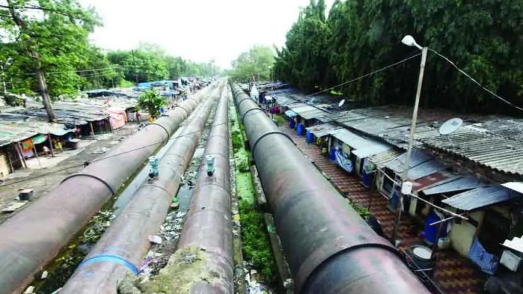slum dwellers along the Tansa canal slum dwellers along the Tansa canal