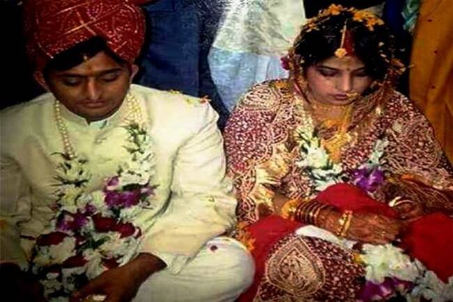 अखिलेश यादव आणि डिंपल यादव यांचा विवाह २४ नोव्हेंबर १९९९ रोजी झाला होता.